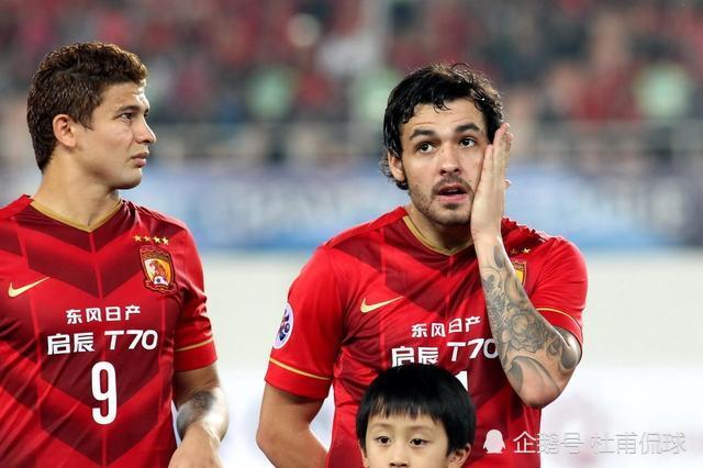 yy易游体育-法甲巴黎补时争议头球绝杀里昂终结四连胜登顶引热议